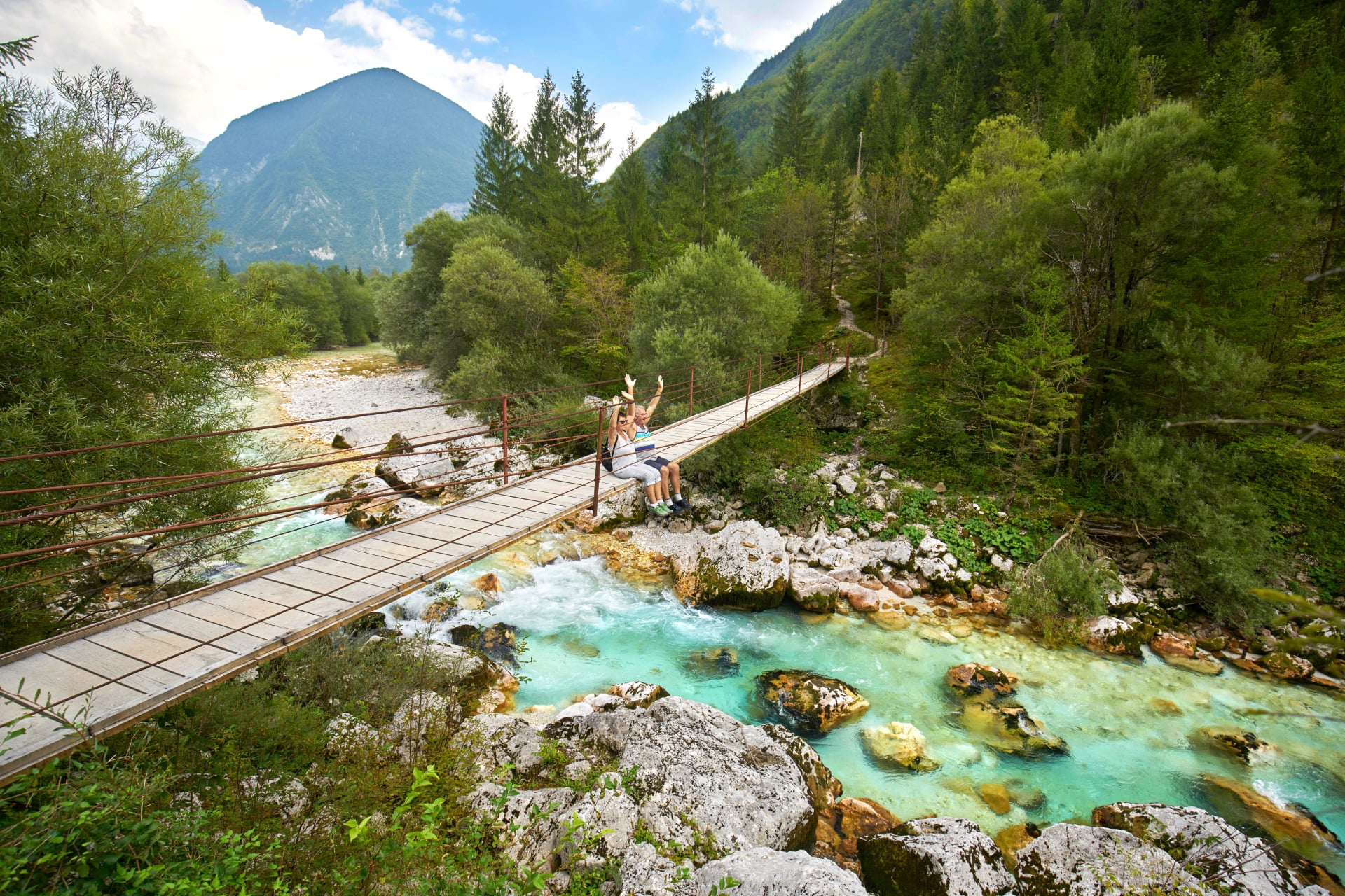 Aktives Paar beim Wandern im Soča-Tal, Hängebrücke