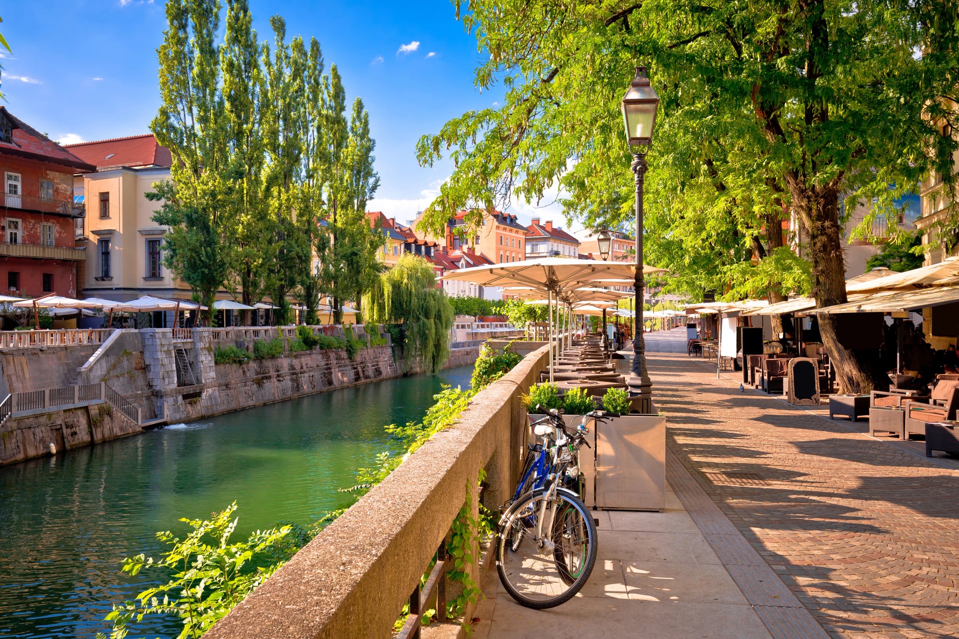 Ljubljana grüne Flusspromenade Sommeransicht