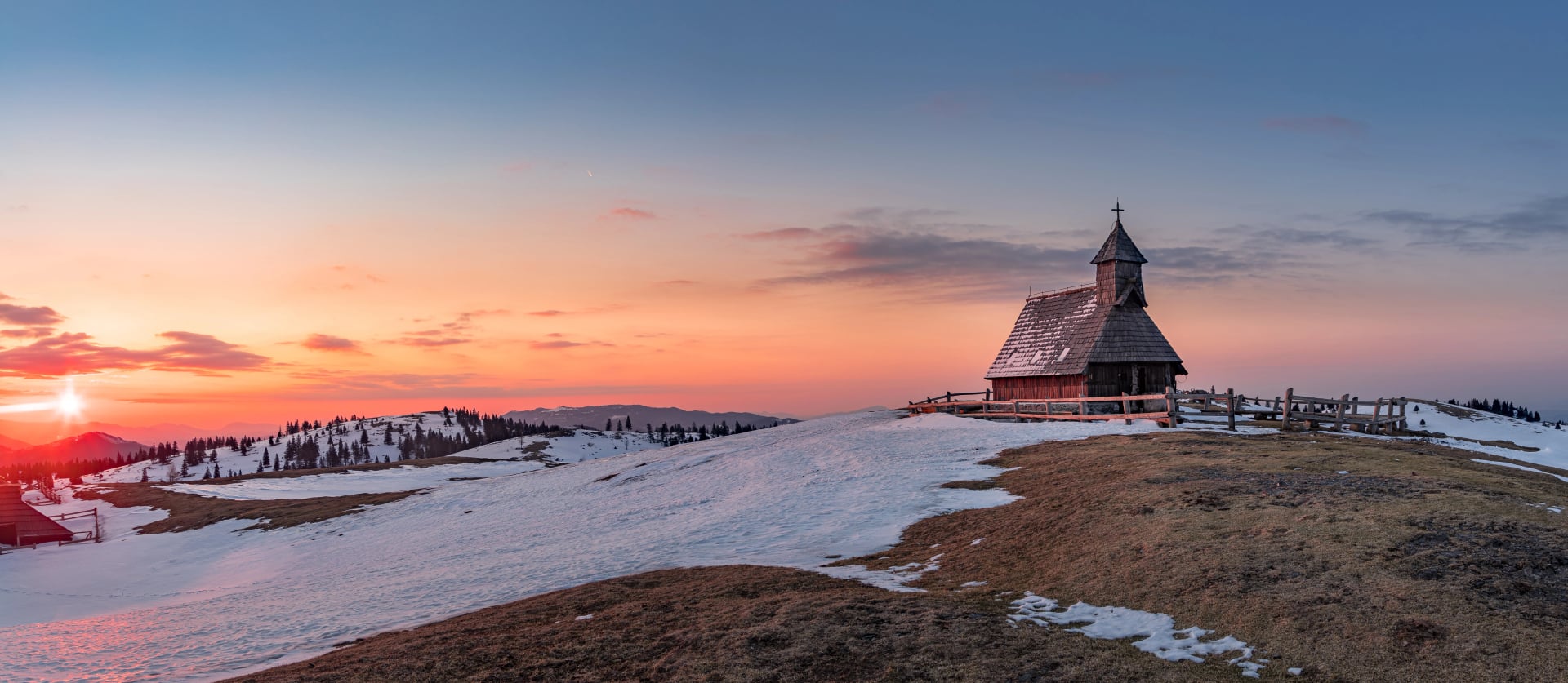 Die Kirche der schneebedeckten Maria auf Velika Planina im frühen Frühling, Slowenien