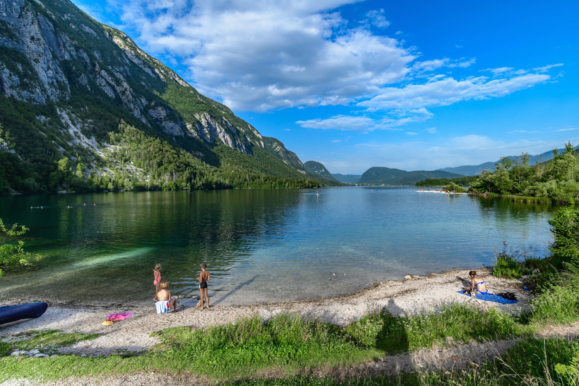 Ein Rastplatz für Einheimische am Bohinjsee am Abend. Triglav Nationalpark, Julische Alpen, Slowenien, Europa.