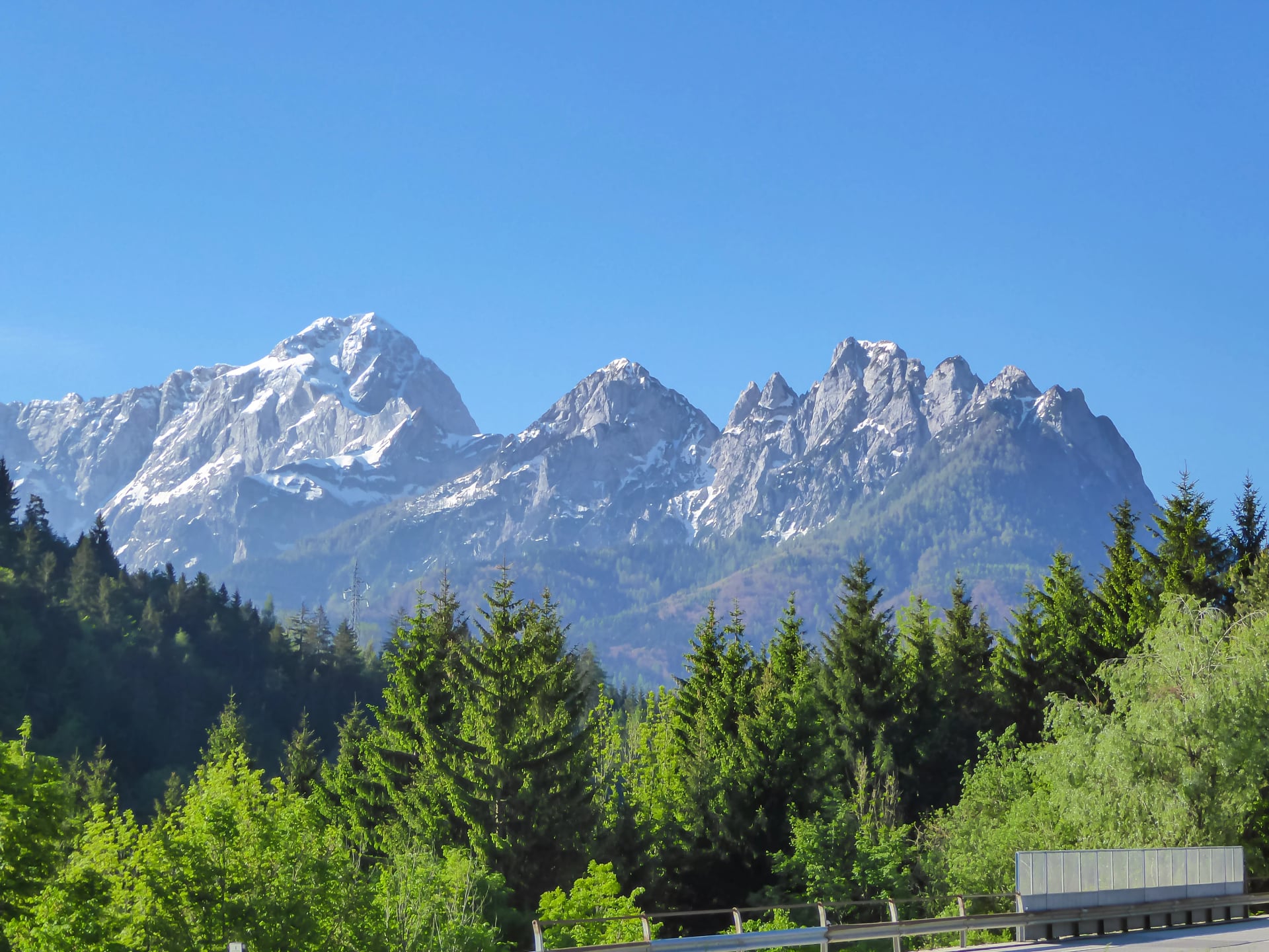 Malersicher Blick auf den Berggipfel Mangart in den Julischen Alpen an der slowenisch-italienischen Grenze, gesehen vom Alpe-Adria-Weg in Friaul-Julisch Venetien, Italien, Europa. Friedliche, ruhige Szene in den italienischen Bergen im Sommer