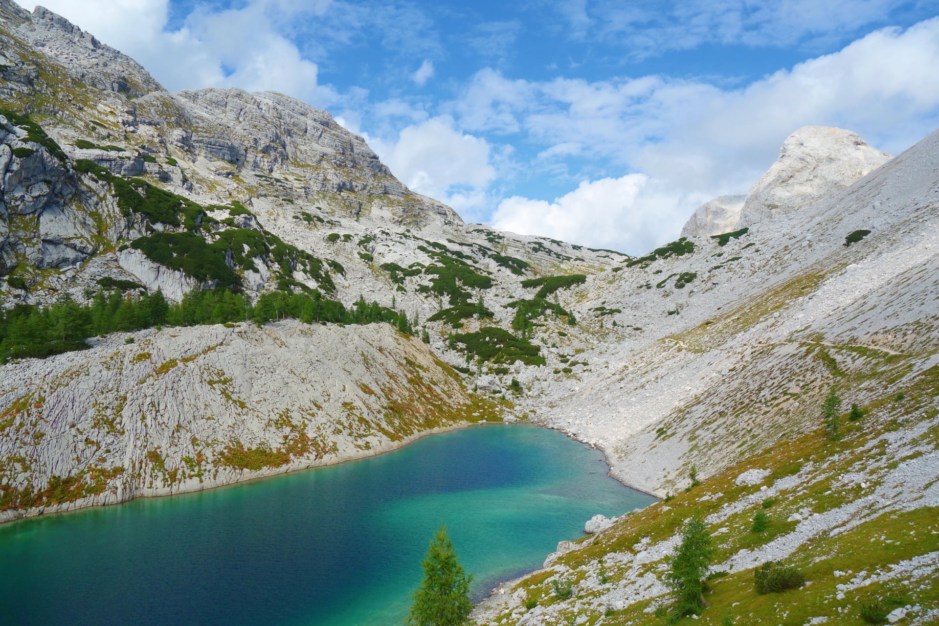 Bergsee mit türkisfarbenem Wasser in den Julischen Alpen (Jezero v Ledvicah) auf einem Wanderweg namens Sieben Seen (Sedmera jezera), Triglav Nationalpark, Slowenien